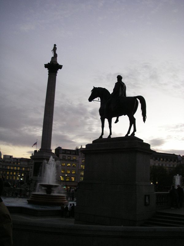 IMGP1708 Trafalgar Square at dusk.