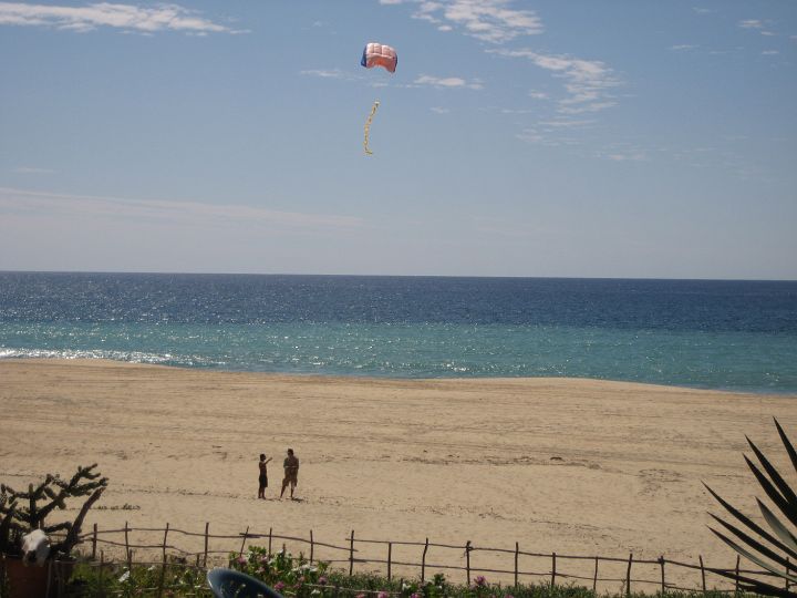 IMG_2875.JPG - He opts for some kite flying instead and makes friend's with one of the locals.