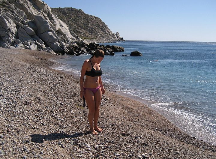 IMG_3040_crop.jpg - Snorkelling at Los Frailes. Just two foot off the shore and we were greeted a huge school of fish!