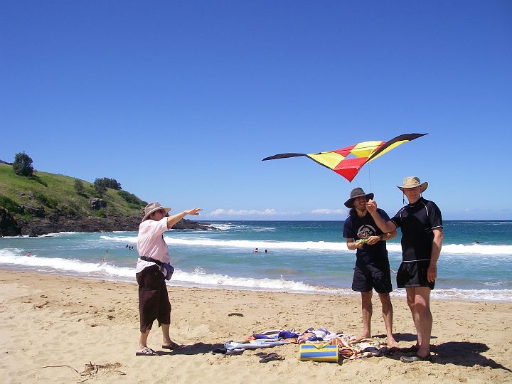 IMGP2458.JPG - We head down to Lesley and Martyn's "private beach" for some kite-flying!