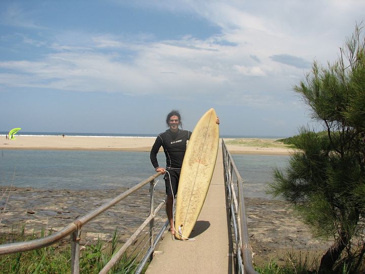 IMG_7663.JPG - OK lets do this! After being admired by the locals Matt take his "antique" board out for a paddle.
