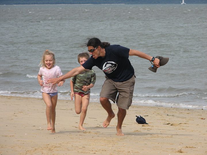 IMG_8320.JPG - Matt "races" the young children!